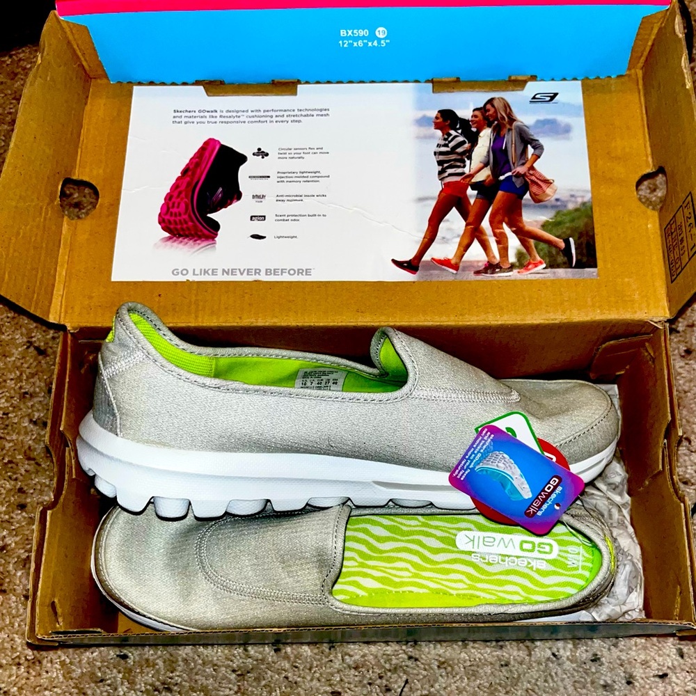 NIB~SKECHERS MEMORY FOAM FOOT BED SLIP ONS WOMENS SIZE 10